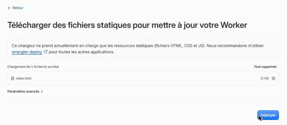Page Cloudflare « Télécharger des fichiers statiques pour mettre à jour votre Worker » avec le fichier index.html et le bouton Déployer